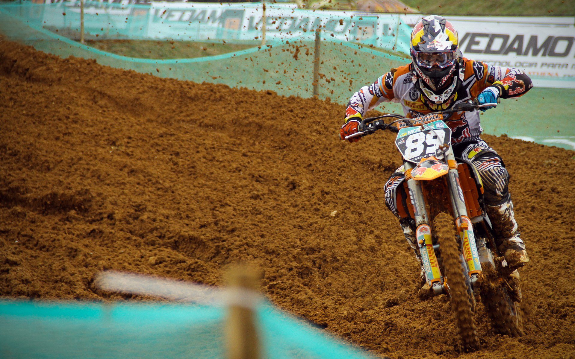 埃弗顿后腰防守强度提升限制穿插跑动，埃弗顿的球衣