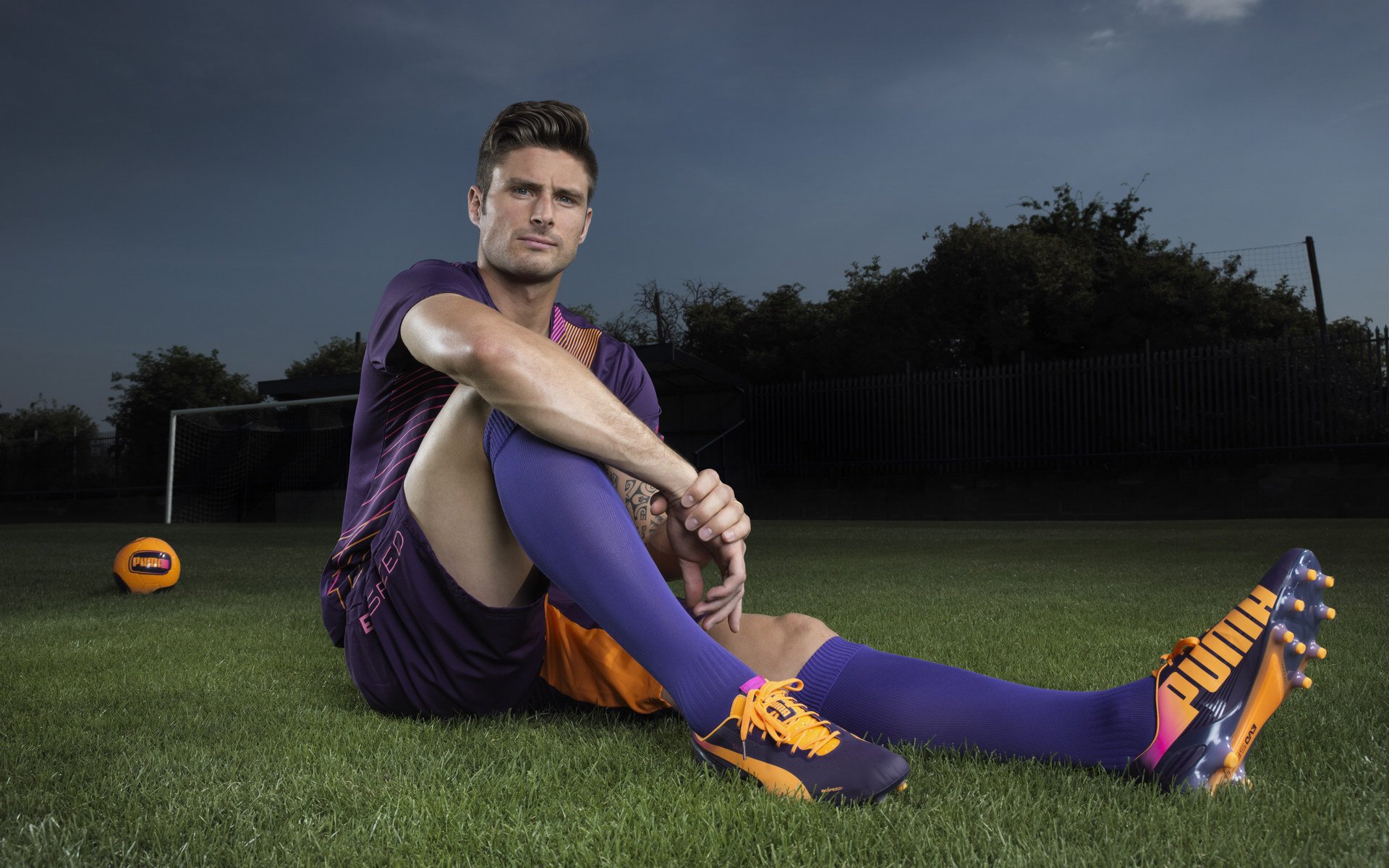 沃尔夫斯堡双边推进压制对手两翼，沃尔夫斯堡队